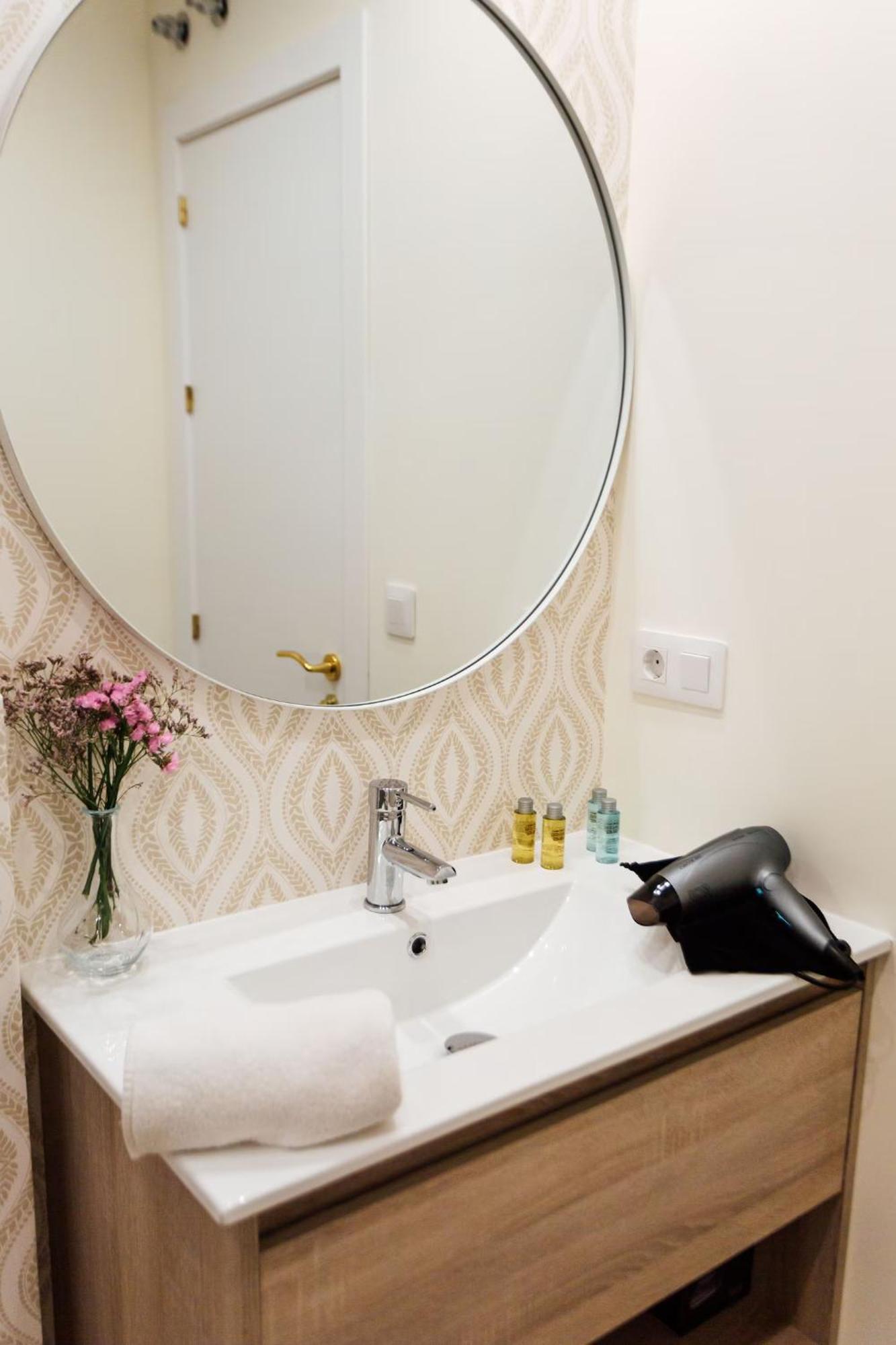 Reformed And Comfy- 2Bd 2Bth- Arenal Apartment Севиля Екстериор снимка